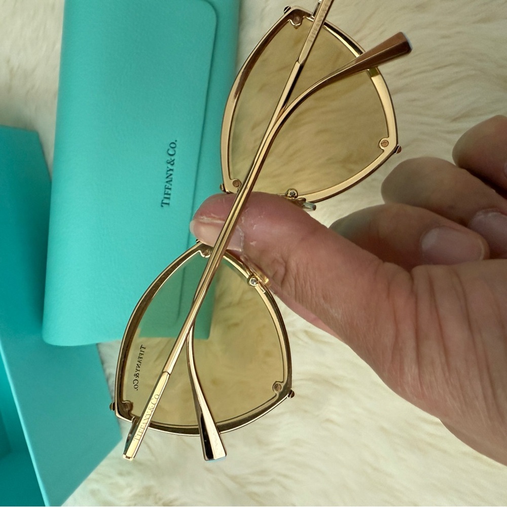 Tiffany & Co.
Cat-Eye Mirrored Sunglasses brand new - Picture 5 of 8